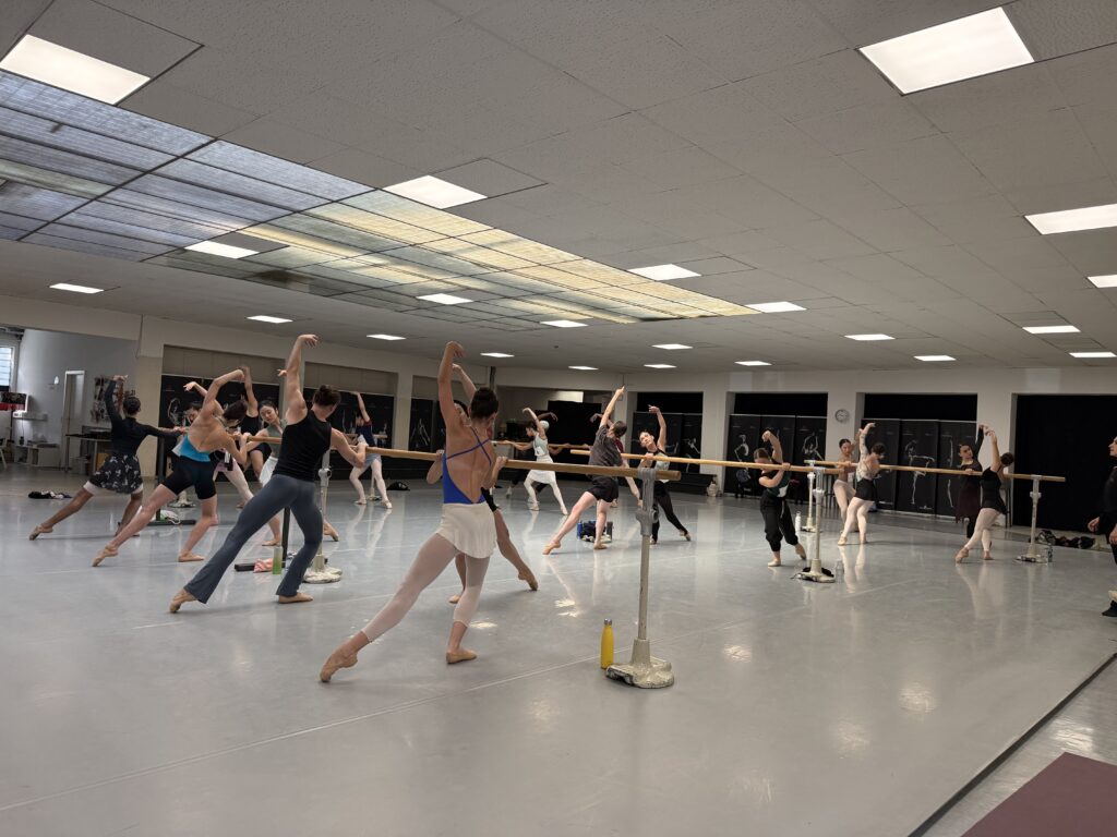 Limonada Dance Companyでのカンパニークラスの様子